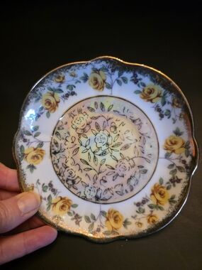 Vtg VAPCO Japan 6”  Saucer — Yellow Roses, Gold Trim — Cottagcore